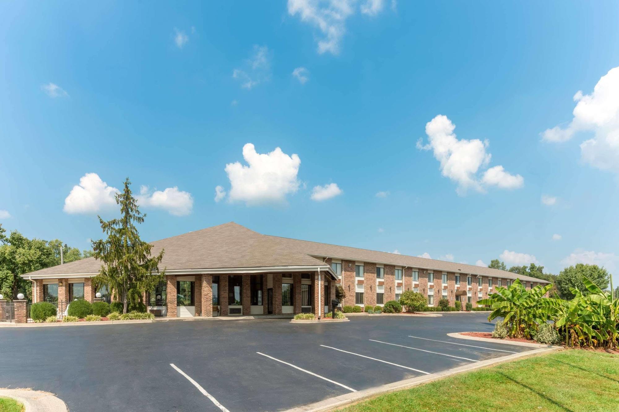 Baymont By Wyndham Louisville South I 65 Brooks Extérieur photo